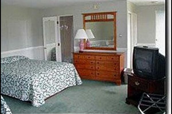 COLONIAL MOTEL AND SPA (Brattleboro)